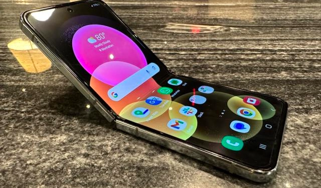 Is there a headphone jack on the Galaxy Flip?