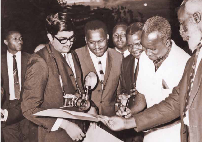 Zambian President Kenneth Kaunda autographs a picture of his at Parliament Buildings on June 6, 1968. Also pictured are Githunguri MP Waira Kamau (right), the Minister of State for Foreign Afairs, Mr Argwings Kodhek and Housing Minister Paul Ngei (centre)