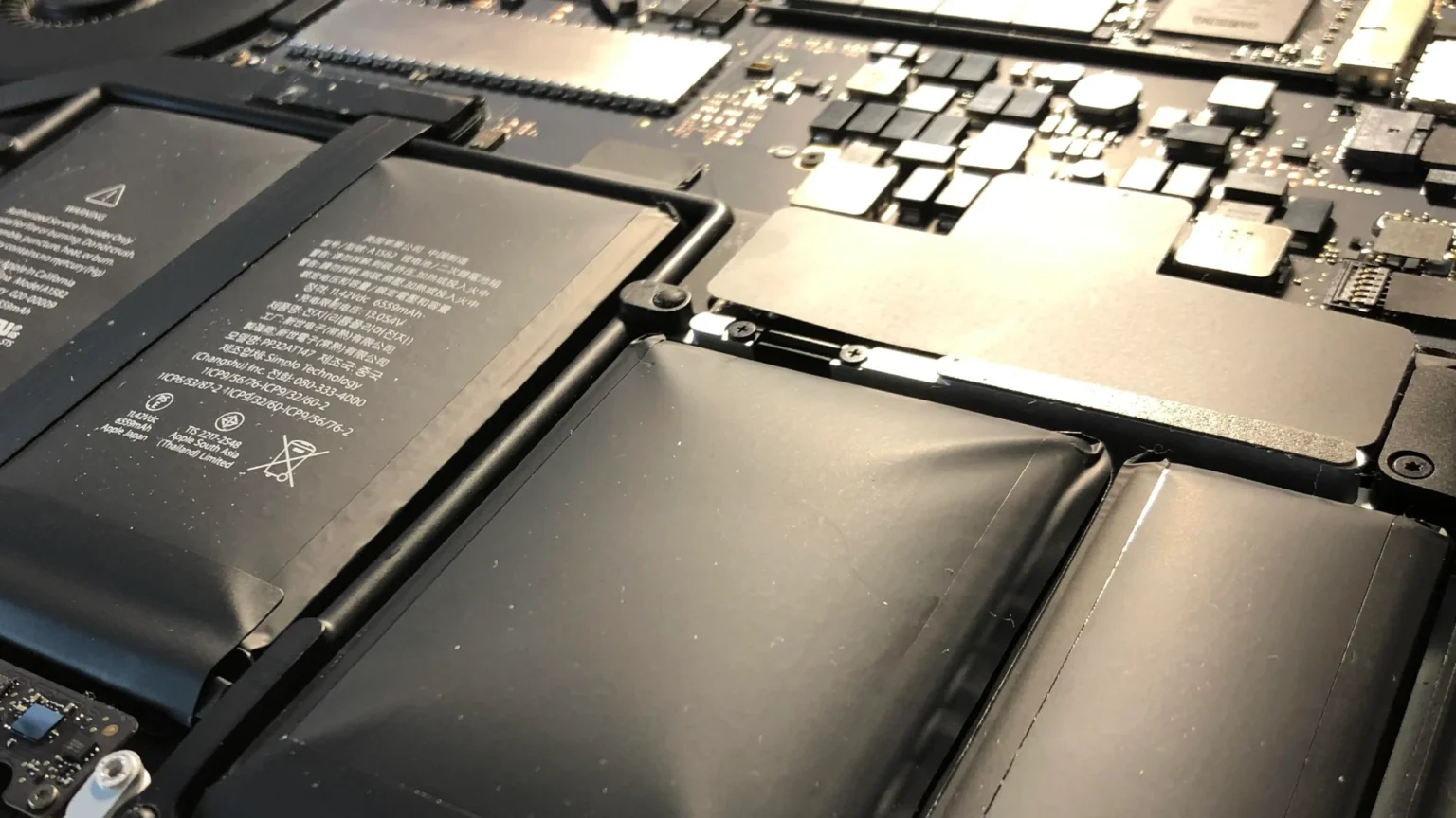 Understanding the Risks and How to Deal with Swollen Batteries in Electronic Devices