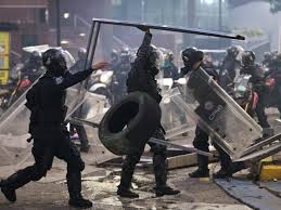 Venezuelan Protests Intensify as Hugo Chávez Statues Are Targeted Amid Electoral Controversy