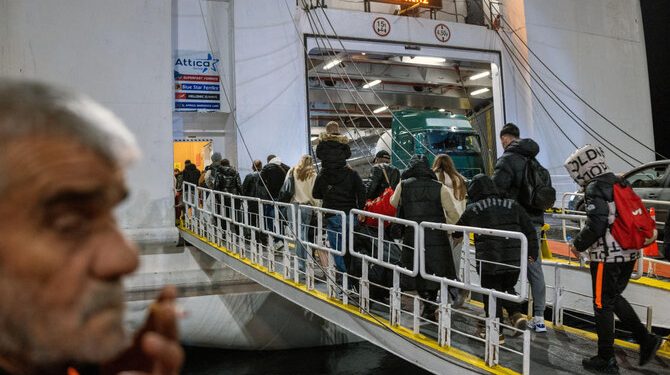 Hundreds Flee Santorini as Earthquakes Disrupt Daily Life
