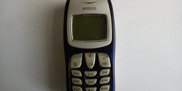 Sendo P200 feature phone with classic monochrome screen and green casing