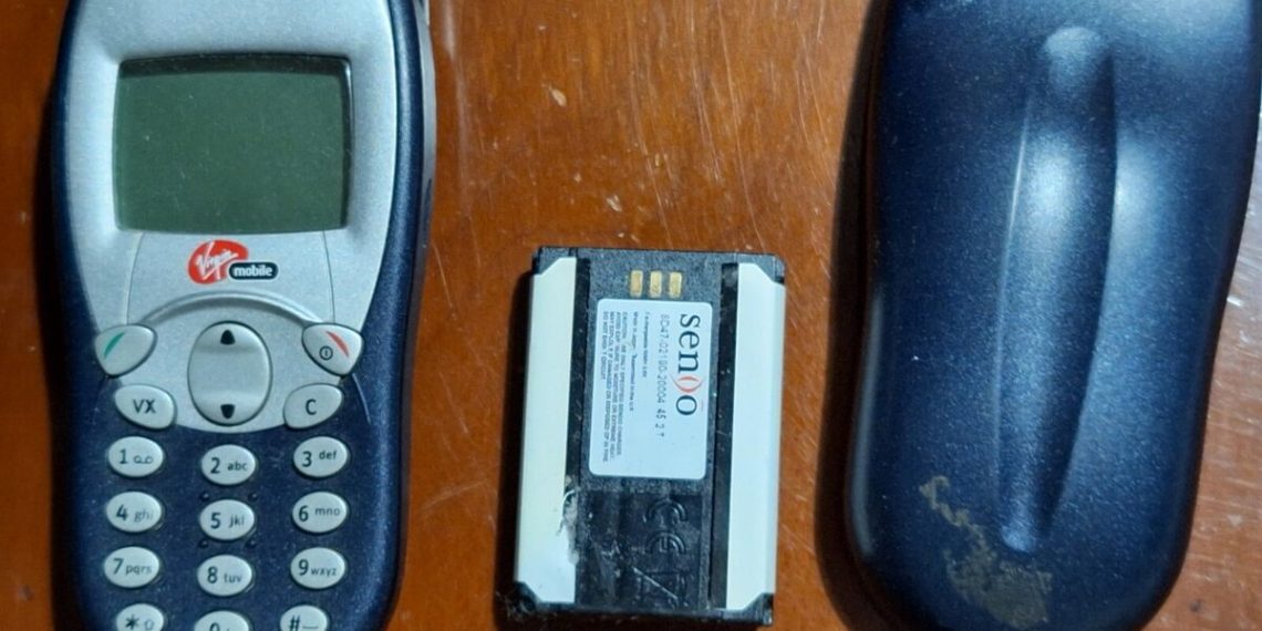 Sendo S200 feature phone with monochrome screen and color-customizable covers