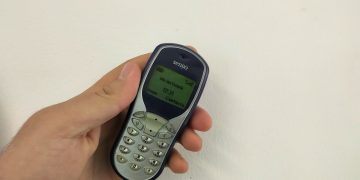 Sendo S300 feature phone with 5-line monochrome screen