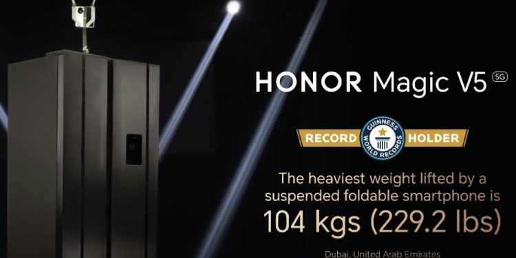 Honor Magic V5 Sets Guinness World Record for Heaviest Weight Lifted by a Suspended Foldable