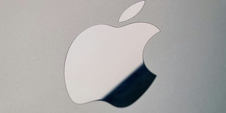 Kuo: No Foldable iPhone or iPad in Sight, 20.3-inch Foldable MacBook to Launch in 2027