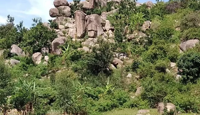Kavirondo Rocks: Scenic Steep Cleavages