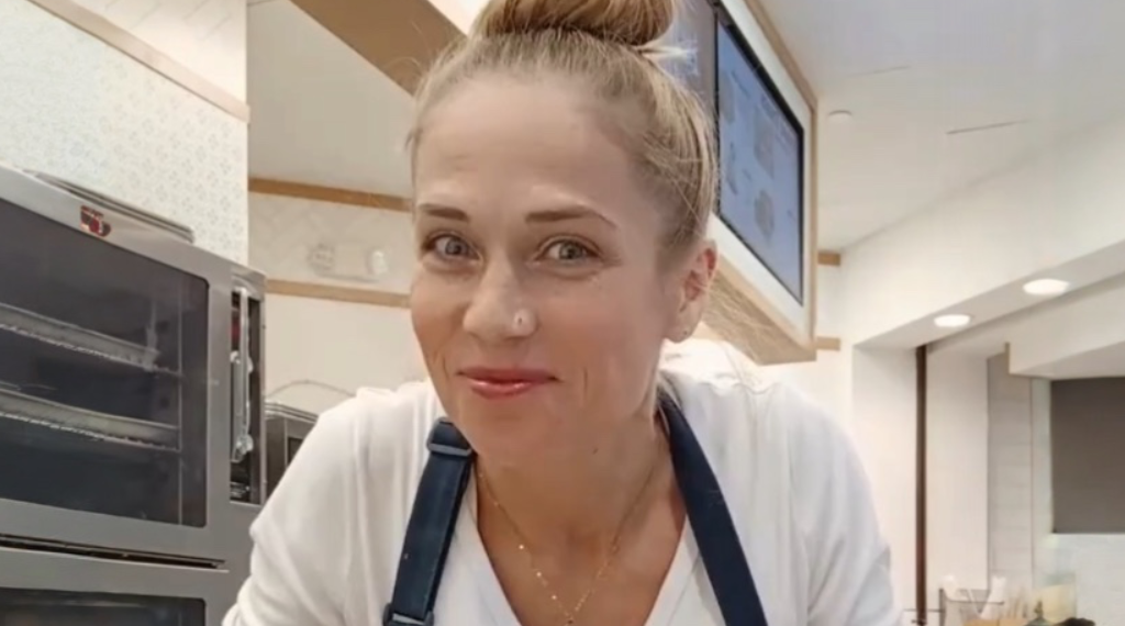 Controversial Firing of Cinnabon Employee Sparks Online Outcry: “Stand With Crystal”