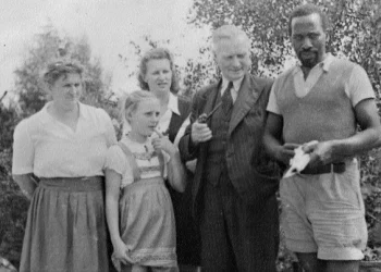 Jomo Kenyatta working as a farm labourer in Storrington, Sussex, England during World War II in 1942.