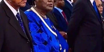 Peter Magana Kenyatta standing beside Mama Ngina Kenyatta and Uhuru Kenyatta during a memorial service in 2017.
