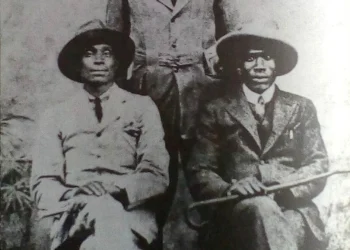 Rare early photographs showing a young Jomo Kenyatta with friends during the colonial era in Kenya.